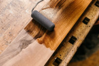 Ein schlichtes Kunstwerk — ein Schreibtisch aus Nussbaum rustikal