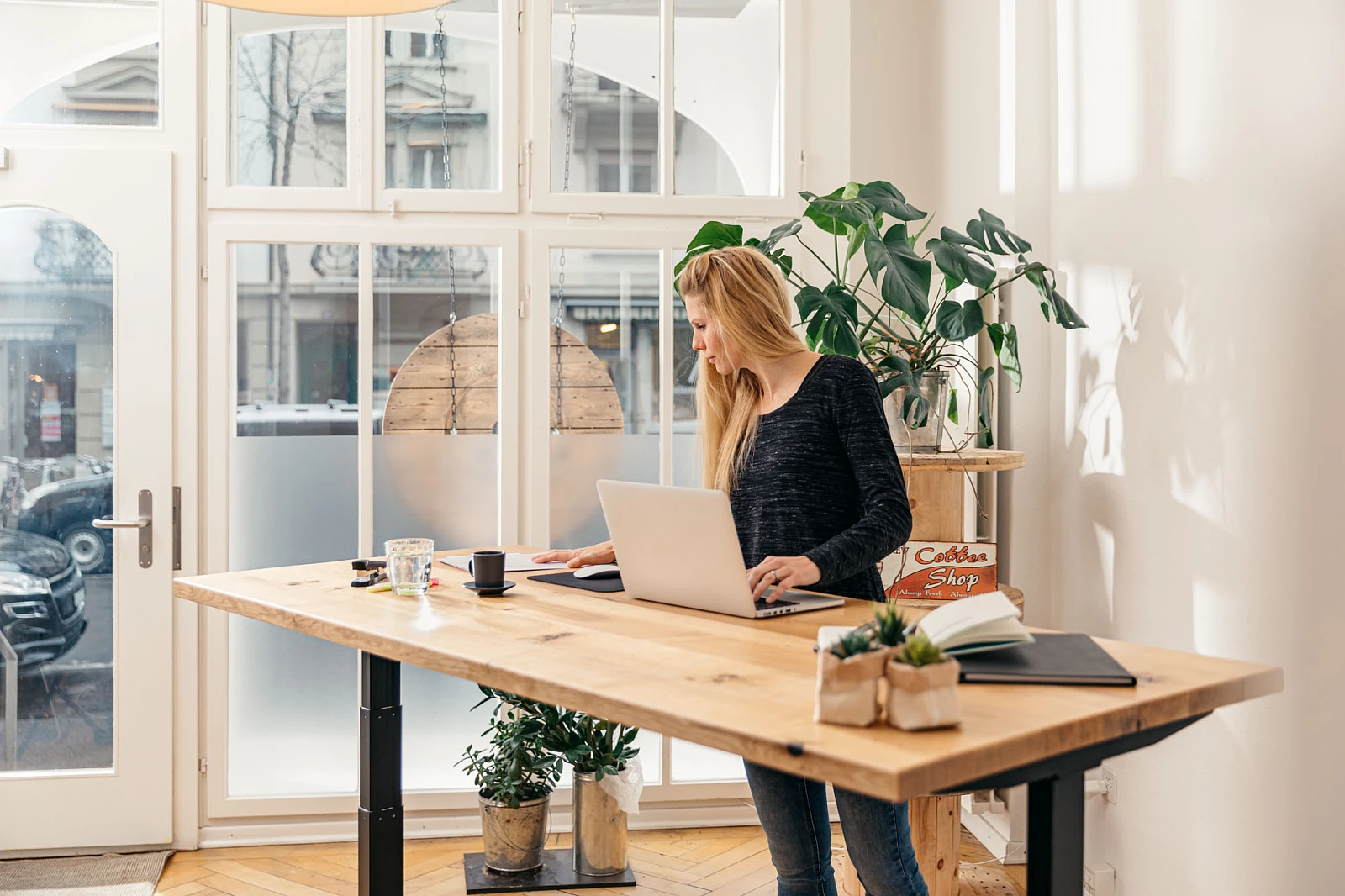 _D5A9045 Frau bei der Arbeit im Office am höhenverstellbaren Bürotisch