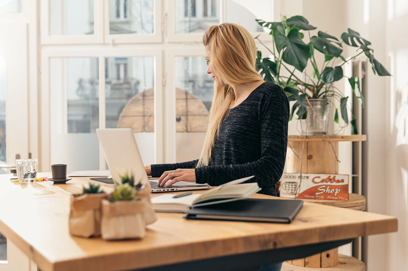 _D5A9064 Frau bei der Arbeit im Office am höhenverstellbaren Bürotisch