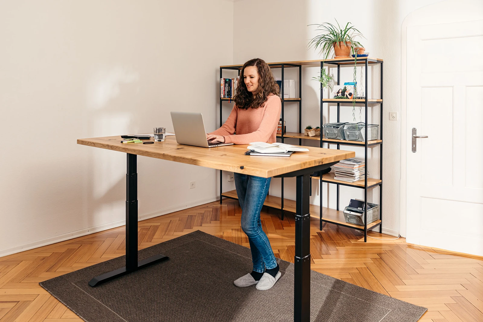 _D5A9192 Frau bei der Arbeit im Home-Office am höhenverstellbaren Bürotisch