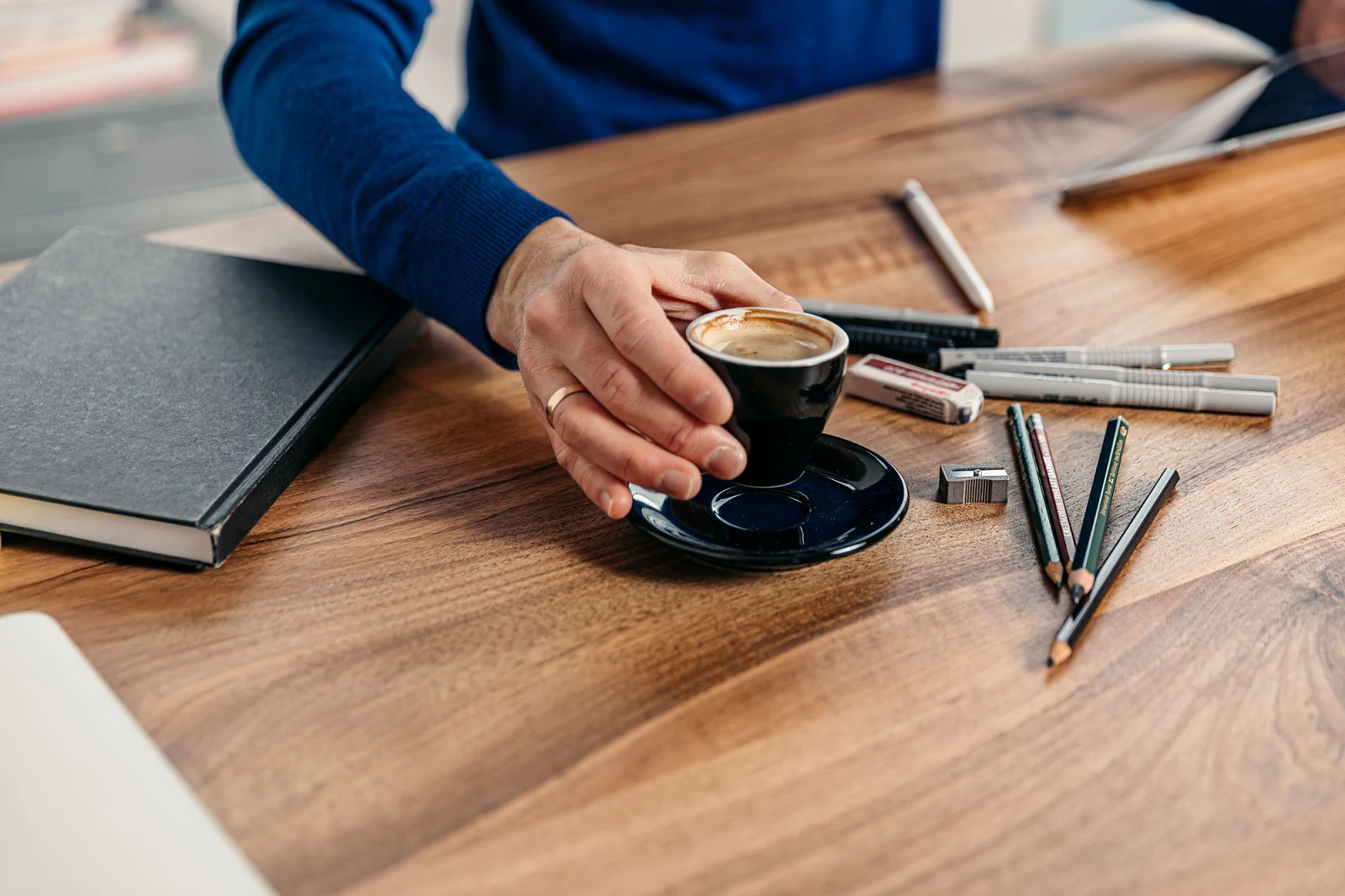 _D5A9367 Kaffeetasse auf einem Woodern-Bürotisch aus massivem Holz