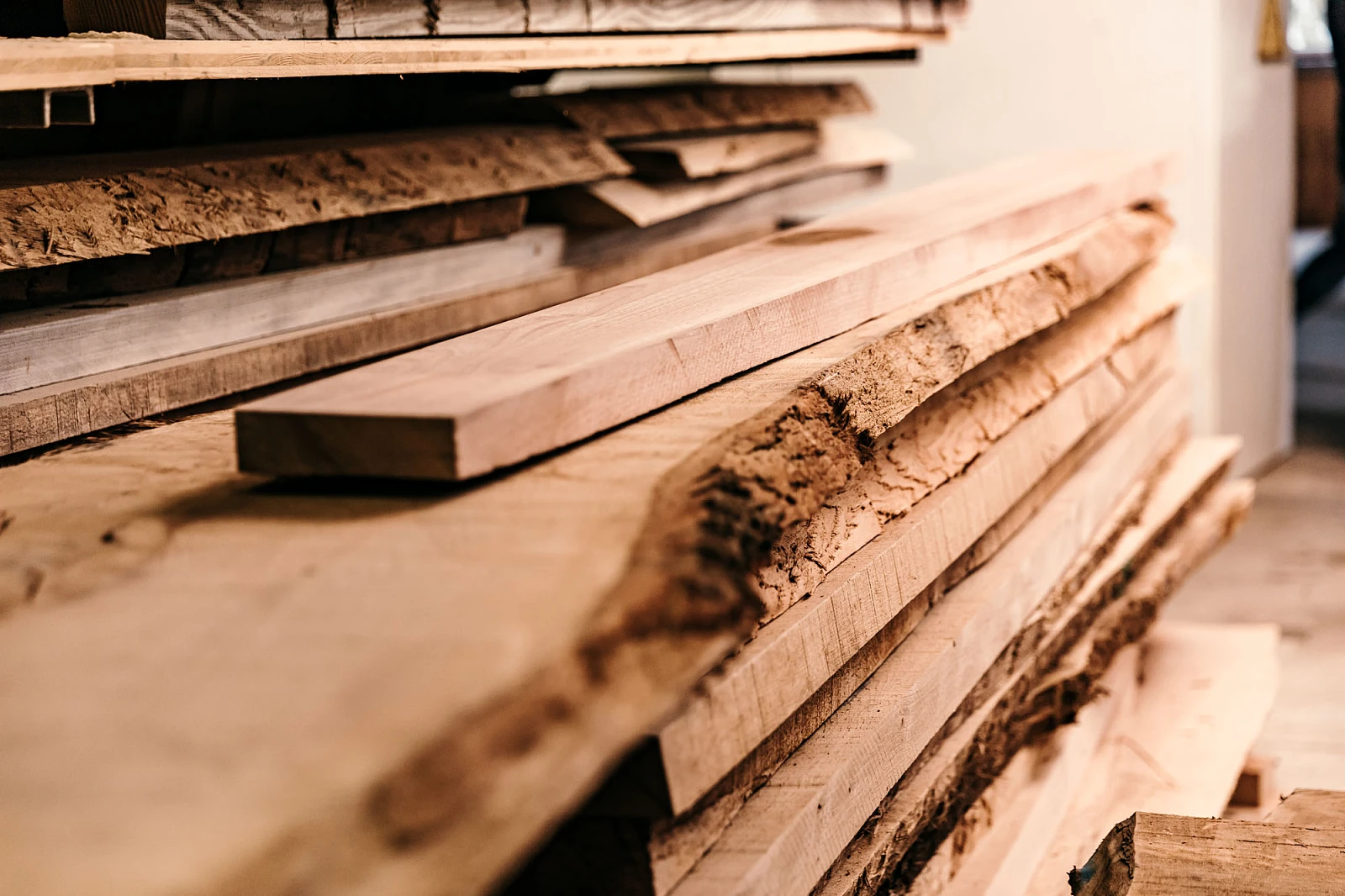 _D5A9463 Holzlagerung der rustikalen Hölzer von Woodern