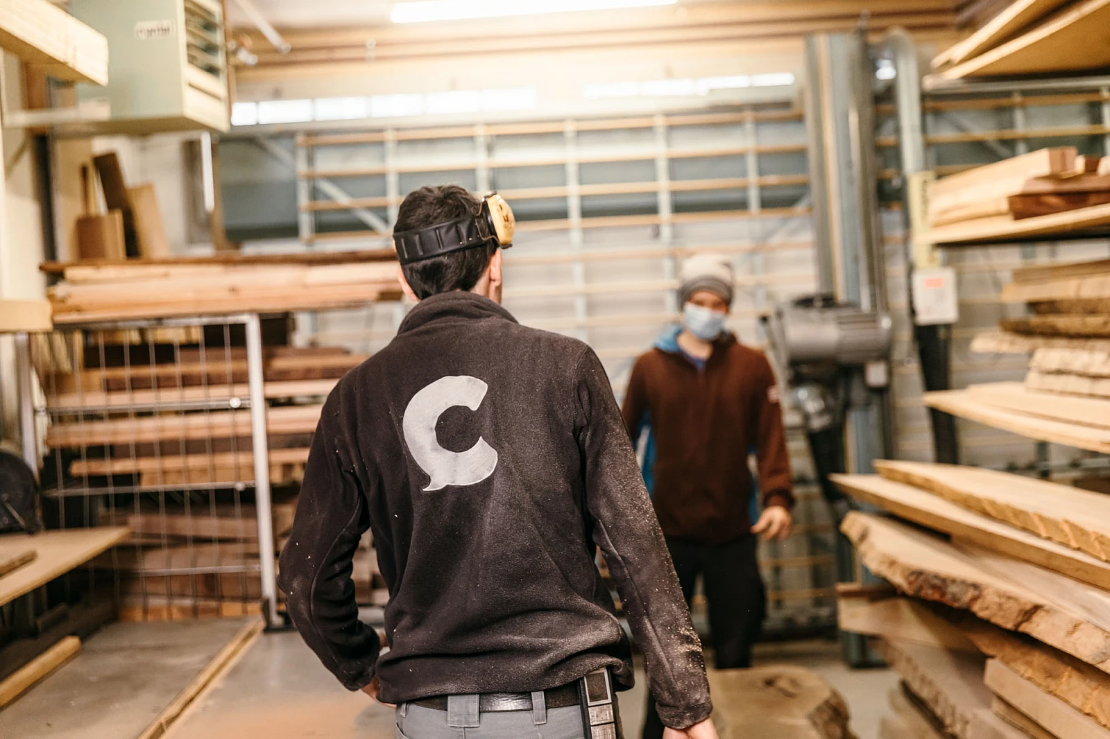 _D5A9484 Teamarbeit bei der Woodern Tischplatte aus massivem Holz